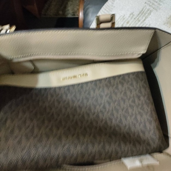 Michael Kors purse with matching wallet - Picture 6 of 13